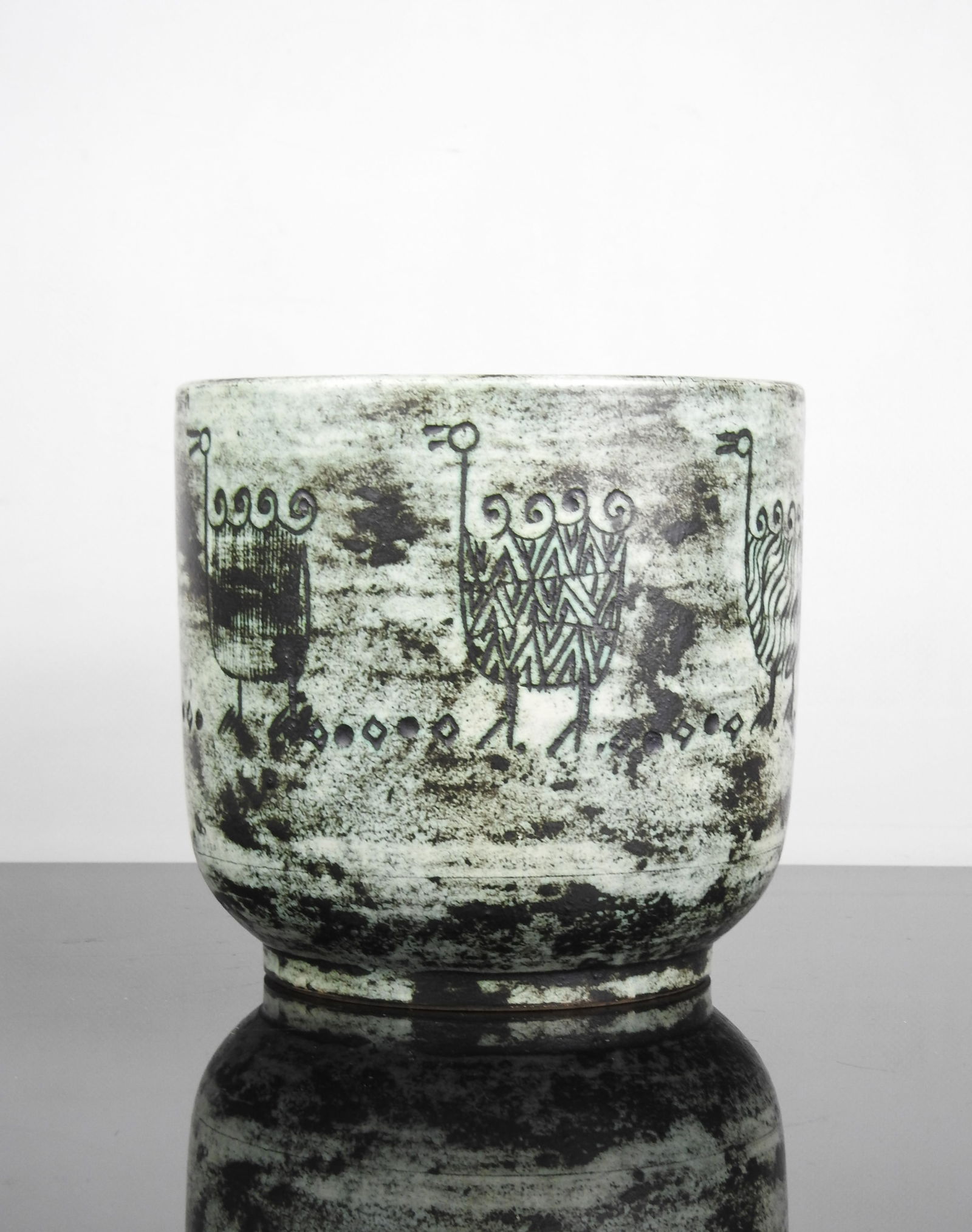 Jacques BLIN (1920-1995) : Cache-pot en ceramique: Jacques BLIN (1920-1995) : Cache-pot en ceramique emaille a decor d animaux stylises sur fond gris essuye. Signe sous la base. H. 17 cm.