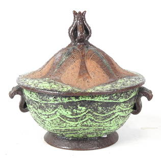 Anonyme Grande soupiere en gres a deux anses, le c: AnonymeGrande soupiere en gres a deux anses, le couvercle a decor de poissons.H: 37 - Diam 30 cm