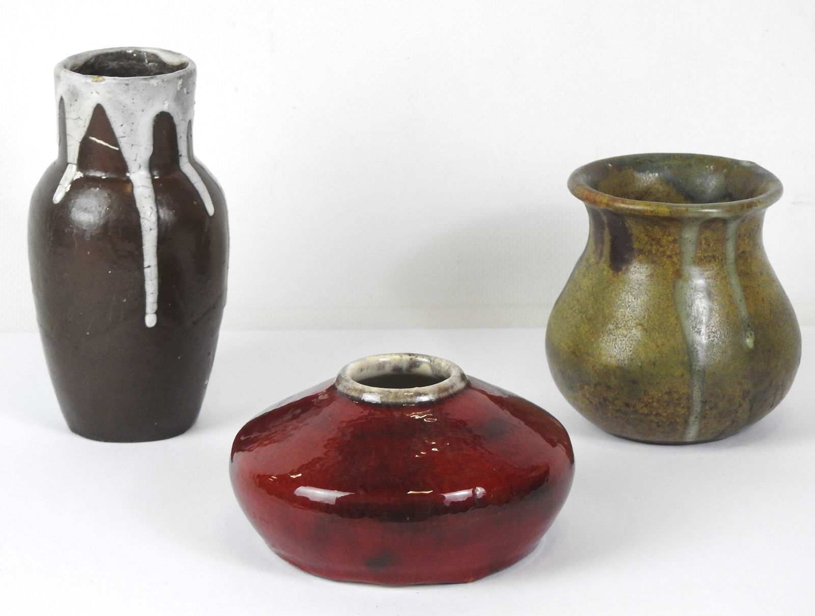 Eugene LION (1864-1945) : Deux vases en gres a dec: Eugene LION (1864-1945) : Deux vases en gres a decor de coulures. Signe. H : 10 et 15 cm (eclats a l un)Joint : VASE en gres emaille sang de boeuf monogramme BM. H : 8 cm