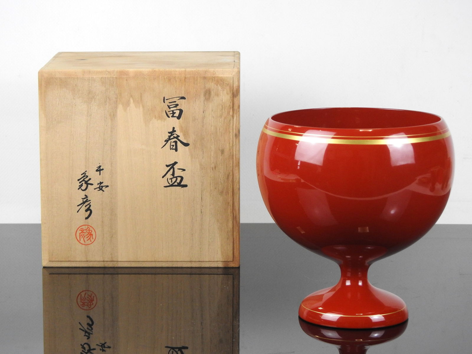 JAPON - XXeme siecle : Coupe sur pied en laque rou (1 of 1)