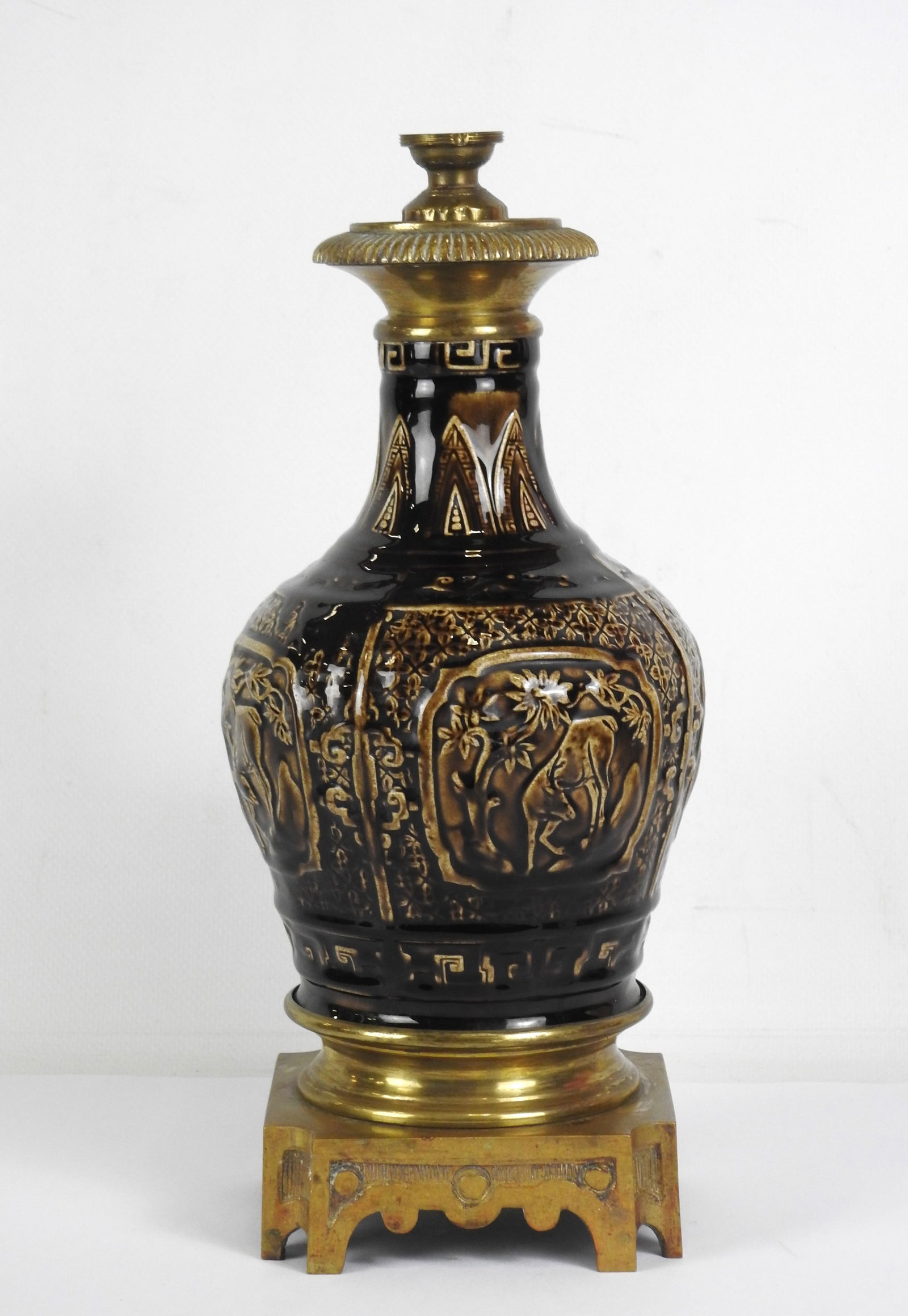 Theodore DECK (dans le gout) Pied de lampe en faï: Theodore DECK (dans le gout) Pied de lampe en faïence emaille marron a decor chinoisant dans des cartouches de daims parmi les paysages. Monture en bronze dore. H: 22 cm