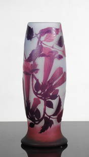 D ARGENTAL : Vase ovoïde en verre double  a decor: D ARGENTAL : Vase ovoïde en verre double a decor degage a l acide de fleurs dans les teintes violinesSigne dans le decor.H : 24 cm