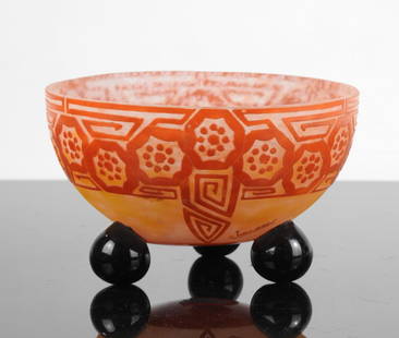 CHARDER (Charles SCHNEIDER 1881-1953) pour LE VERR: CHARDER (Charles SCHNEIDER 1881-1953) pour LE VERRE FRANCAIS : Coupe circulaire sur trois pieds boule en verre marmoreen multicouche a decor degage a l acide de motifs geometriques. Signature gravee C