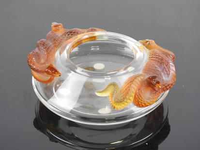 Marie-Claude LALIQUE pour cristal LALIQUE : Serpe: Marie-Claude LALIQUE pour cristal LALIQUE : Serpents (modele cree en 1974)Vase toupie en cristal a decor applique de deux serpents en cristal teinte ambre dans la masse. Signe Lalique France grave