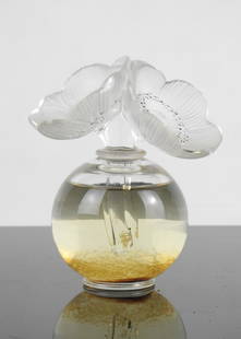 LALIQUE FRANCE. Flacon de parfum en cristal moule: LALIQUE FRANCE. Flacon de parfum en cristal moule, modele Anemones . Signe Lalique France a la pointe sous la base. H. 16.5 cm. Microeclats.
