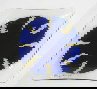 Hilton Mc CONNICO (1943-2018) Coupe vide poche en: Hilton Mc CONNICO (1943-2018) Coupe vide poche en verre peint sur fond bleu. Signe dans le decor. 19 x 19 cm