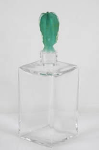 Hilton Mc CONNICO (ne en 1943) pour DAUM France: C: Hilton Mc CONNICO (ne en 1943) pour DAUM France:Carafe a whisky de section carree en cristal, le bouchon en pâte de verre a decor de cactus.H: 26 cm