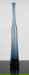 Claude (1932-2021) et Florence (nee en 1934) MORIN: Claude (1932-2021) et Florence (nee en 1934) MORIN Bouteille en verre teinte bleu. SigneH : 59 cm