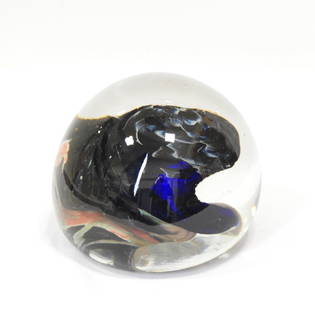 Jean Claude NOVARO (1943-2015) Boule presse papier: Jean Claude NOVARO (1943-2015)Boule presse papier en verre a decor d inclusions.Signe et date 1983.Diam: 8 cm