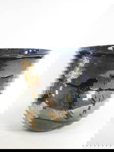 Jean-Claude NOVARO (1943-2015) Important vase cac: Jean-Claude NOVARO (1943-2015) Important vase cache-pot en verre a decor d inclusions sur fond bleu.Signe et date 84.H : 33 - Diam : 36 cm