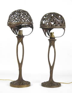 Paul FOLLOT (1877 - 1942 ) Deux pieds de lampe en: Paul FOLLOT (1877 - 1942 ) Deux pieds de lampe en bronze et metal a decor floral de style Art Nouveau. H. Totale. : 45 cm (usures)Modele reproduit sur un document d epoque dans Julius Hoffmann jr.