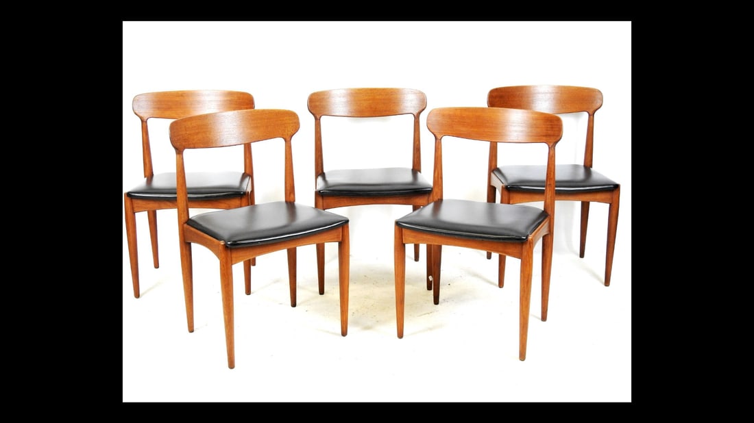 Johannes ANDERSEN (1903-1997) dans le gout : Cinq: Johannes ANDERSEN (1903-1997) dans le gout : Cinq chaises en teck en simili-cuir. Etiquette de l editeur Uldum mobelfabrik et Danish control sur l une. Cachet en creux Samcom. Haut : 78 cm. Long : 45