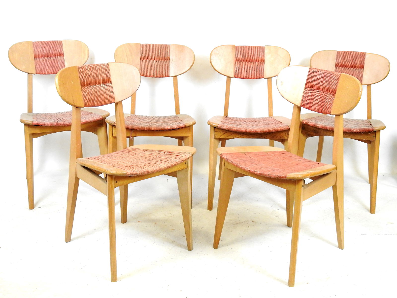 Roger LANDAULT (1919-1983) - Edition Robert SENTOU: Roger LANDAULT (1919-1983) - Edition Robert SENTOU : Ellipse, le modele conçu en [1958]Six chaises en hetre et paille. Marque d editeur RS. Circa 1958. H: 80 - L: 45 - P: 40 cm. (traverse avant rajou