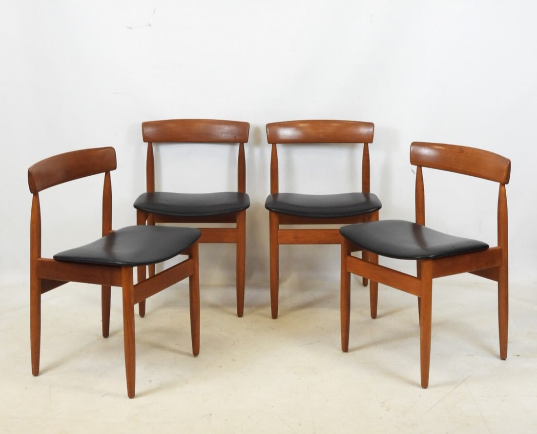 Vestervig ERIKSEN (XXe siecle), editions BRDR TROM: Vestervig ERIKSEN (XXe siecle), editions BRDR TROMBORG.Quatre chaises modele BT21 en teck, l assise garnie de skaï noir.Danemark, annees 1960.75 x 47 x 43 cm. Usures et petits accidents sur le skai.