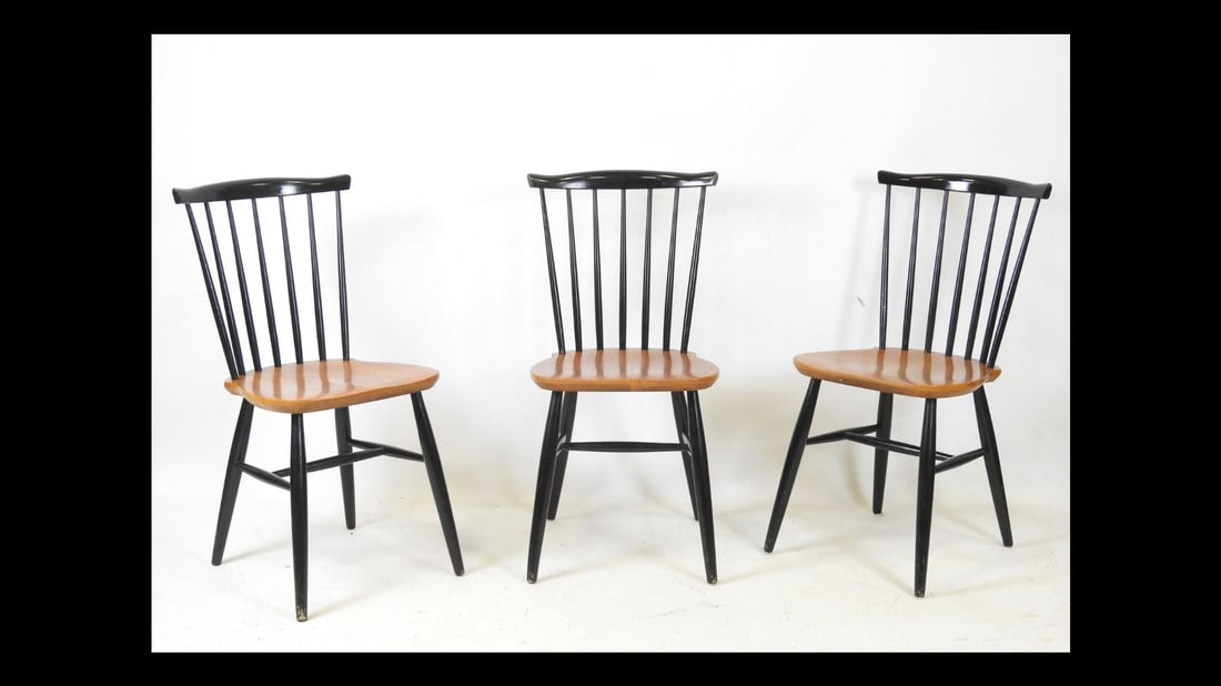 Ilmari TAPIOVAARA (1914-1999) (dans le goût) : Tro: Ilmari TAPIOVAARA (1914-1999) (dans le goût) : Trois chaises a structure en hetre teinte noir, dossier ajoure a barreaux et assise en contreplaque. L une marquee Made in Sweden. 85 x 41 x 42 cm