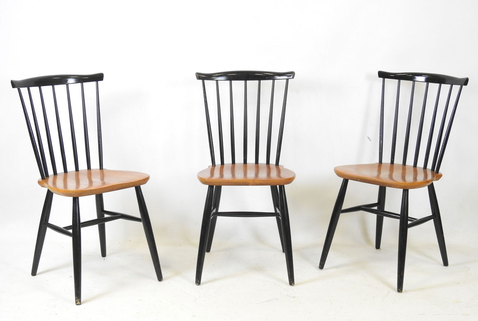 Ilmari TAPIOVAARA (1914-1999) : Cinq chaises Fan: Ilmari TAPIOVAARA (1914-1999) : Cinq chaises Fanett en bois, dossier cintre a bandeaux, Etiquette de l Editeur Stol. H 85 - L 43 - P 40 cm. Usures et eclats.