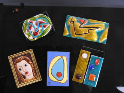 Raymond TRAMEAU (1897-vers 1985) : 5 emaux sur cui: Raymond TRAMEAU (1897-vers 1985) : 5 emaux sur cuivre a decor de motifs geometriques et d un portrait de femme. Signe sous la base et date 1953 et 1960. Dim. plus petite : 12.5 x 9.5 cm - Dim. plus gr