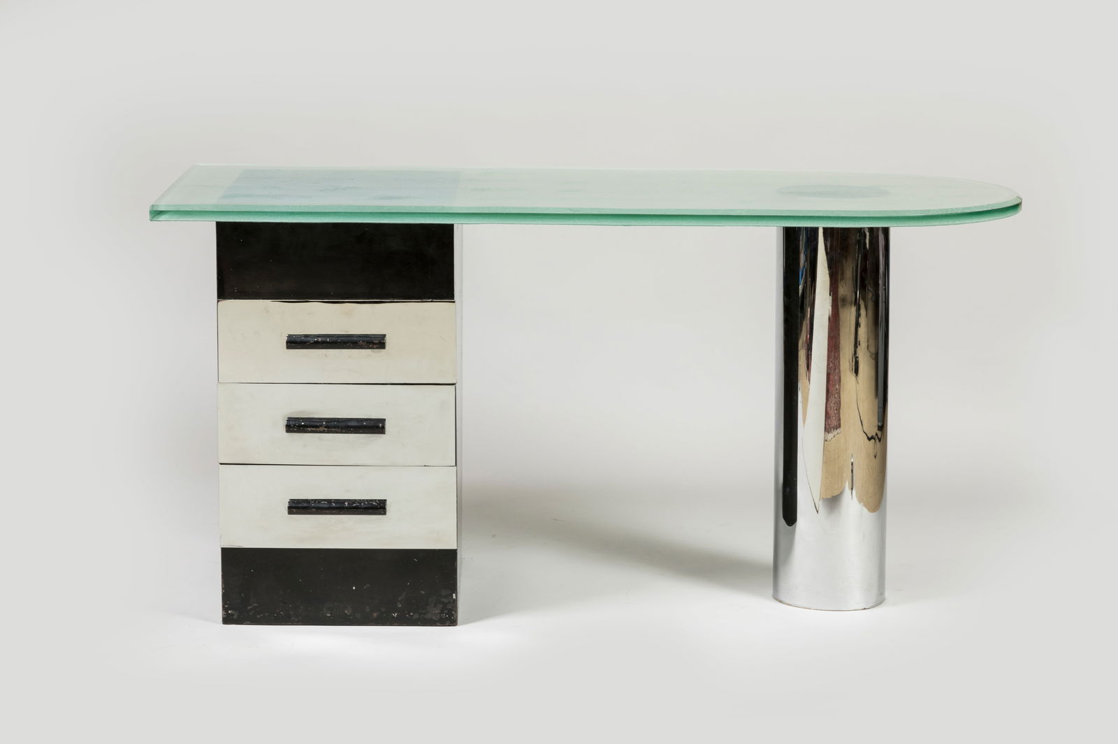 Bruno WEIL dit BEWE - THONET Freres editeur Bureau: Bruno WEIL dit BEWE - THONET Freres editeurBureau moderniste, modele "B286", a plateau en epaisse dalle de verre crispe a un cote arrondi, reposant sur un montant cylindrique en metal chrome et sur un