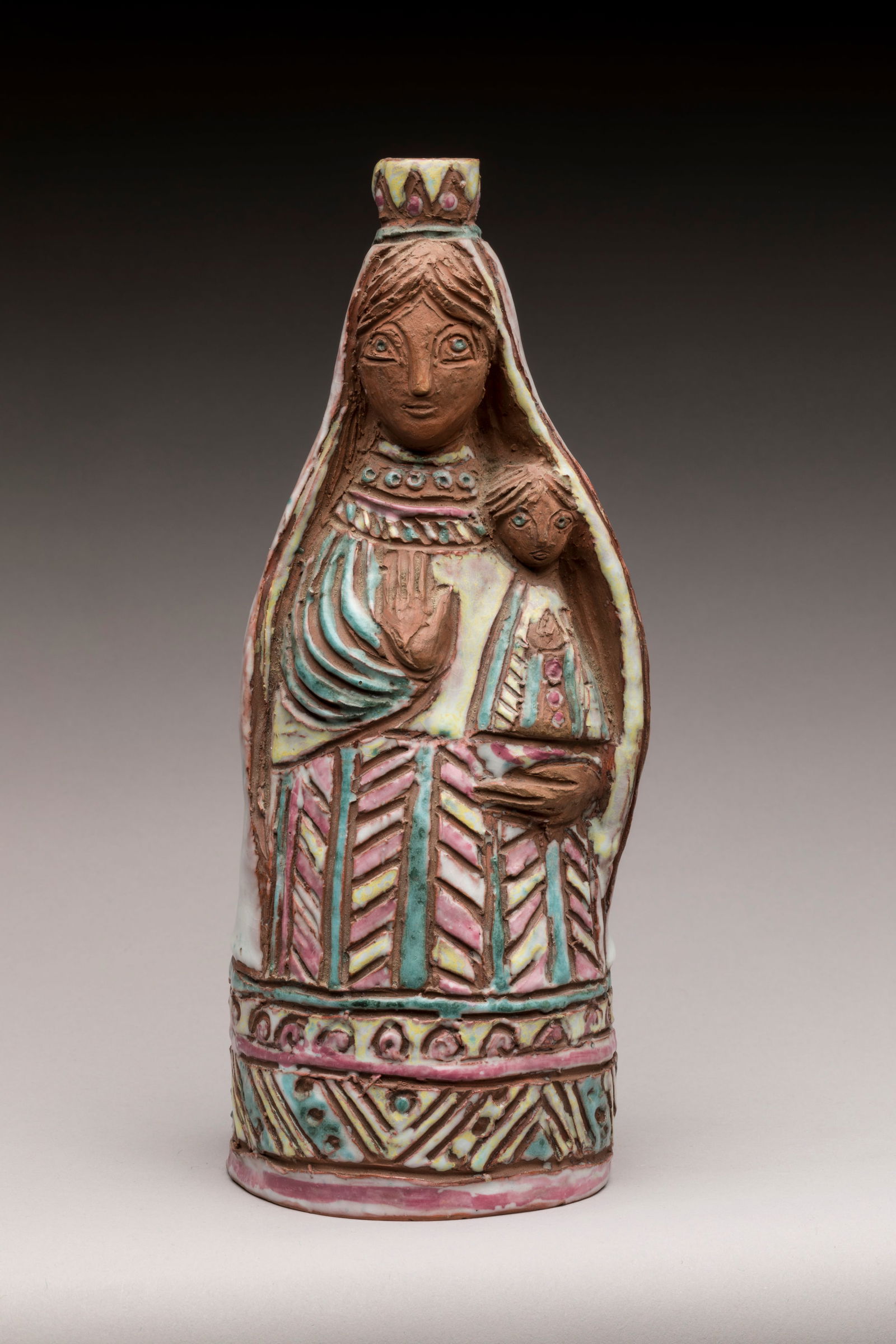 Vera SZeKELY (1919-1994), Pierre SZeKELY (1923-200: Vera SZeKELY (1919-1994), Pierre SZeKELY (1923-2001) et Andre BORDERIE (1923-1998)Vierge a l'enfant en ceramique emaillee incisee en ronde bosse.Monogramme SZB a l'interieurH. : 22,5 cmBibliographie: