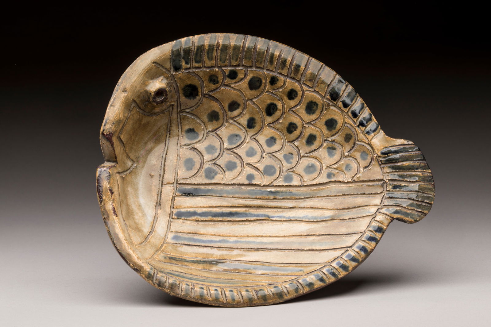 Robert CHIAZZO (1924-2020) Coupe poisson en faïenc (1 of 1)