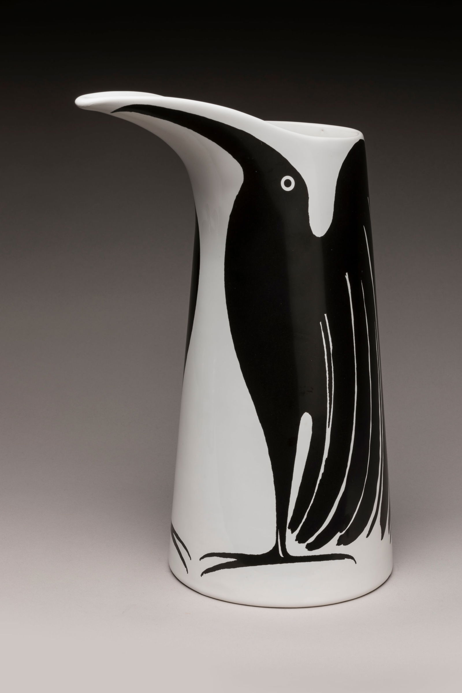 Pascal MOURGUE pour Ligne Roset Vase en faïence a: Pascal MOURGUE pour Ligne RosetVase en faïence a decor d'un volatile a long bec noir sur fond blanc.Signe dans le decorH. : 34 cmUsures