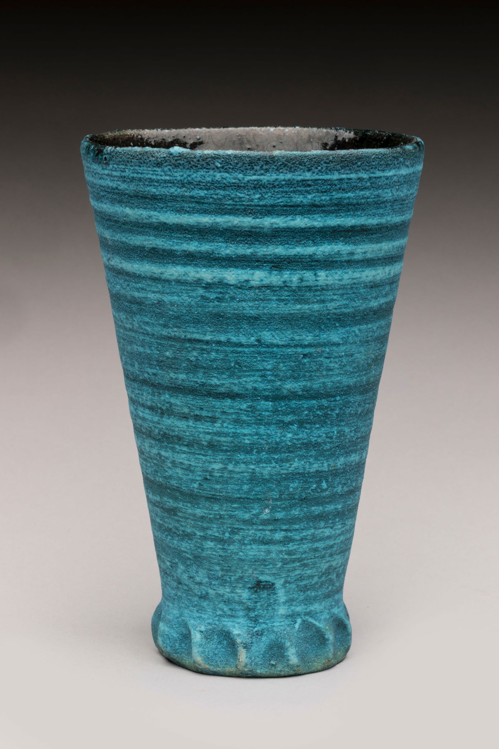 ACCOLAY dans l'Yonne Vase de forme cornet modele ": ACCOLAY dans l'YonneVase de forme cornet modele "Gitane" a decor bleu nuance, interieur noir.Signe au revers.H. : 16 cmDiam. : 10 cm