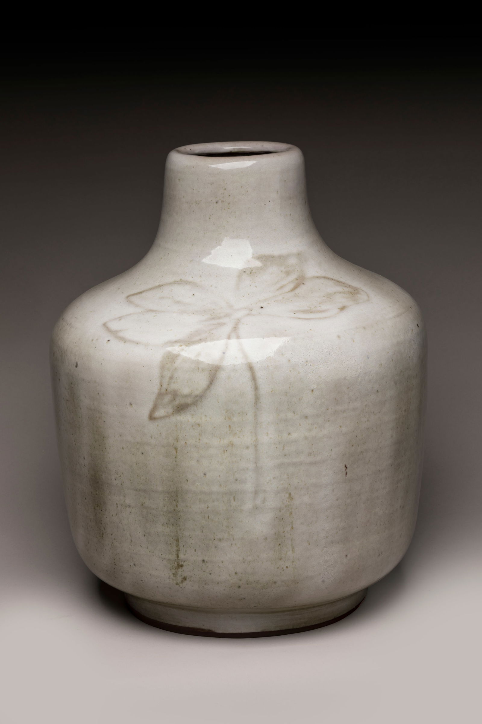 Francine DEL PIERRE (1913-1968) Rare vase en faïen: Francine DEL PIERRE (1913-1968)Rare vase en faïence emaillee blanc-beige et gris bleu a decor d'une grande fleur de magnoliaSigne du cachet monogramme de l'artiste en creux « FD »Modele cree vers 1