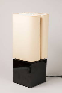 Michel BOYER (1935-2011) Lampe modele « Brasilia »: Michel BOYER (1935-2011)Lampe modele « Brasilia » en acier laque noir, l'abat-jour bilobe en tissu ecru fixe sur une structure en metal laque. H. totale (avec abat-jour) : 70 cm L. : 24 cmP. : 24 cm