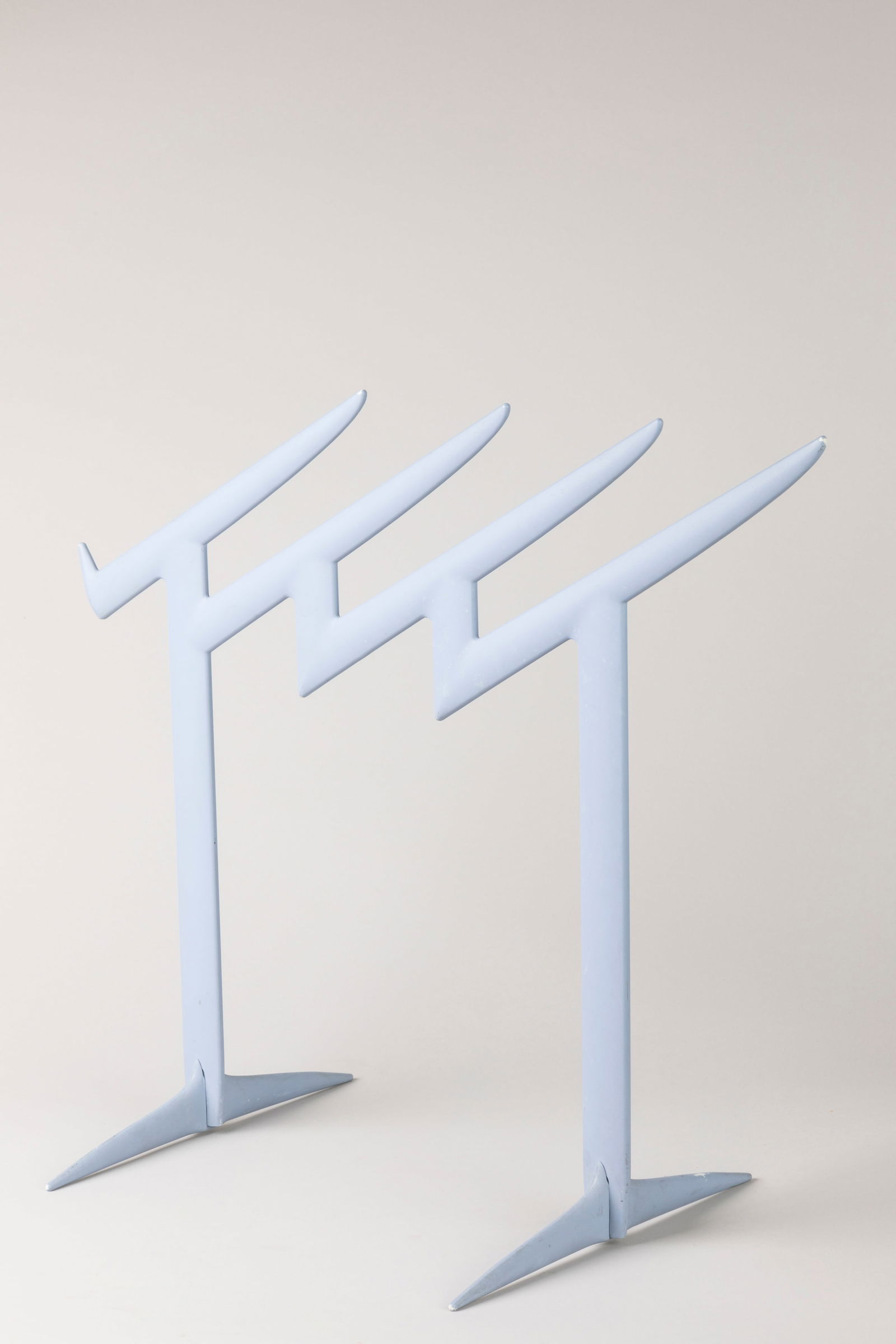 Philippe STARCK ne en 1949 - Kartell Porte-revues: Philippe STARCK ne en 1949 - KartellPorte-revues modele "Claudia Evangelista" en plastique gris/bleu mate.H. : 50 cmL. : 37 cmUsures