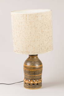 Georges PELLETIER (1938-2024) Pied de lampe de for: Georges PELLETIER (1938-2024)Pied de lampe de forme ovoïde en faïence a couverte dans les teintes brunes a decor de motifs geometriques dans des reserves ajourees.Avec abat jour en laine electrifieH