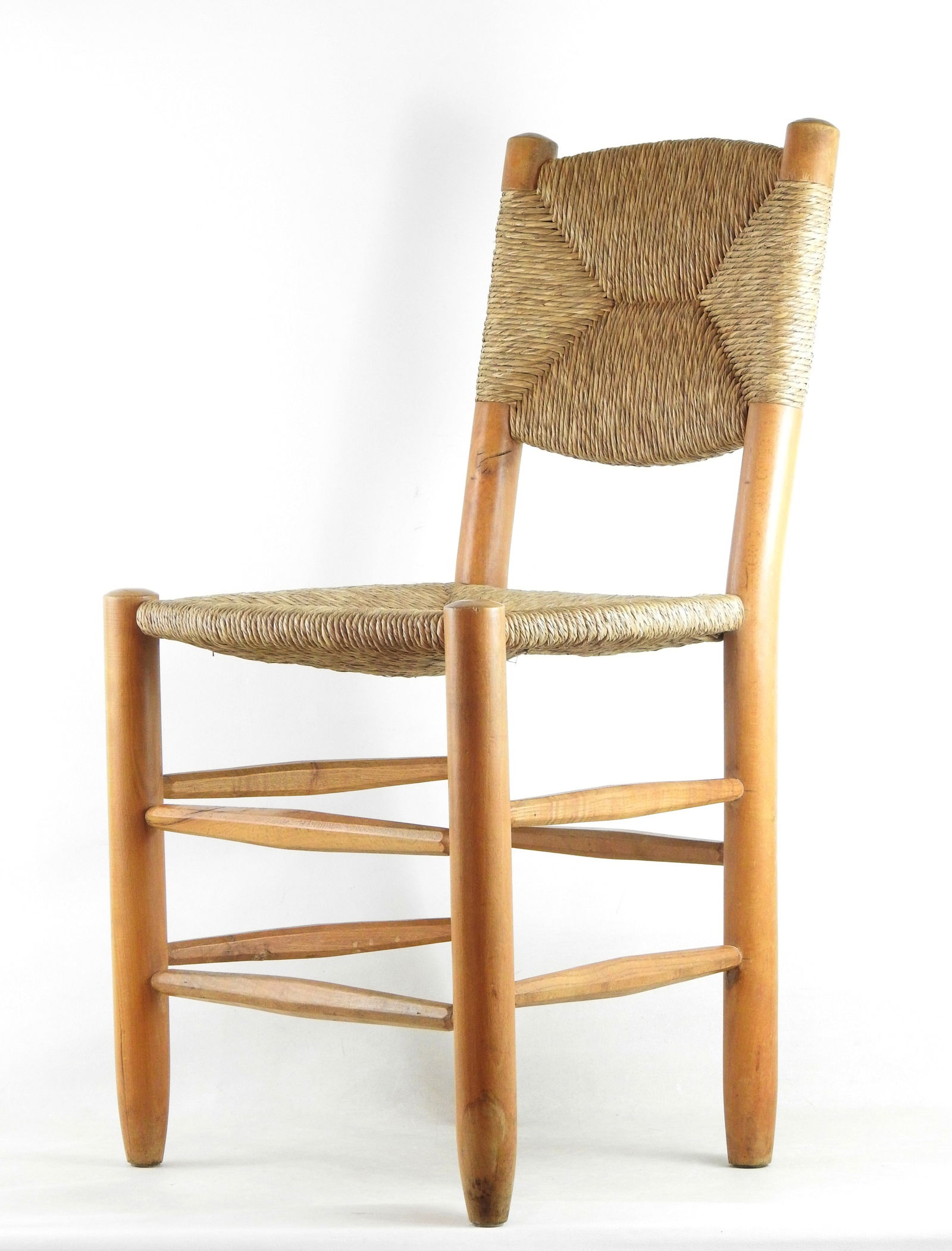 Charlotte PERRIAND (1903-1999) Chaise dite "Bauche: Charlotte PERRIAND (1903-1999)Chaise dite "Bauche n°19" en bois naturel et paille.H. : 82 cmL. : 43 cmP. : 38 cmUsure d'usage et petits accidentsRayures et usures d'usageBibliographie :Jacques Barsac