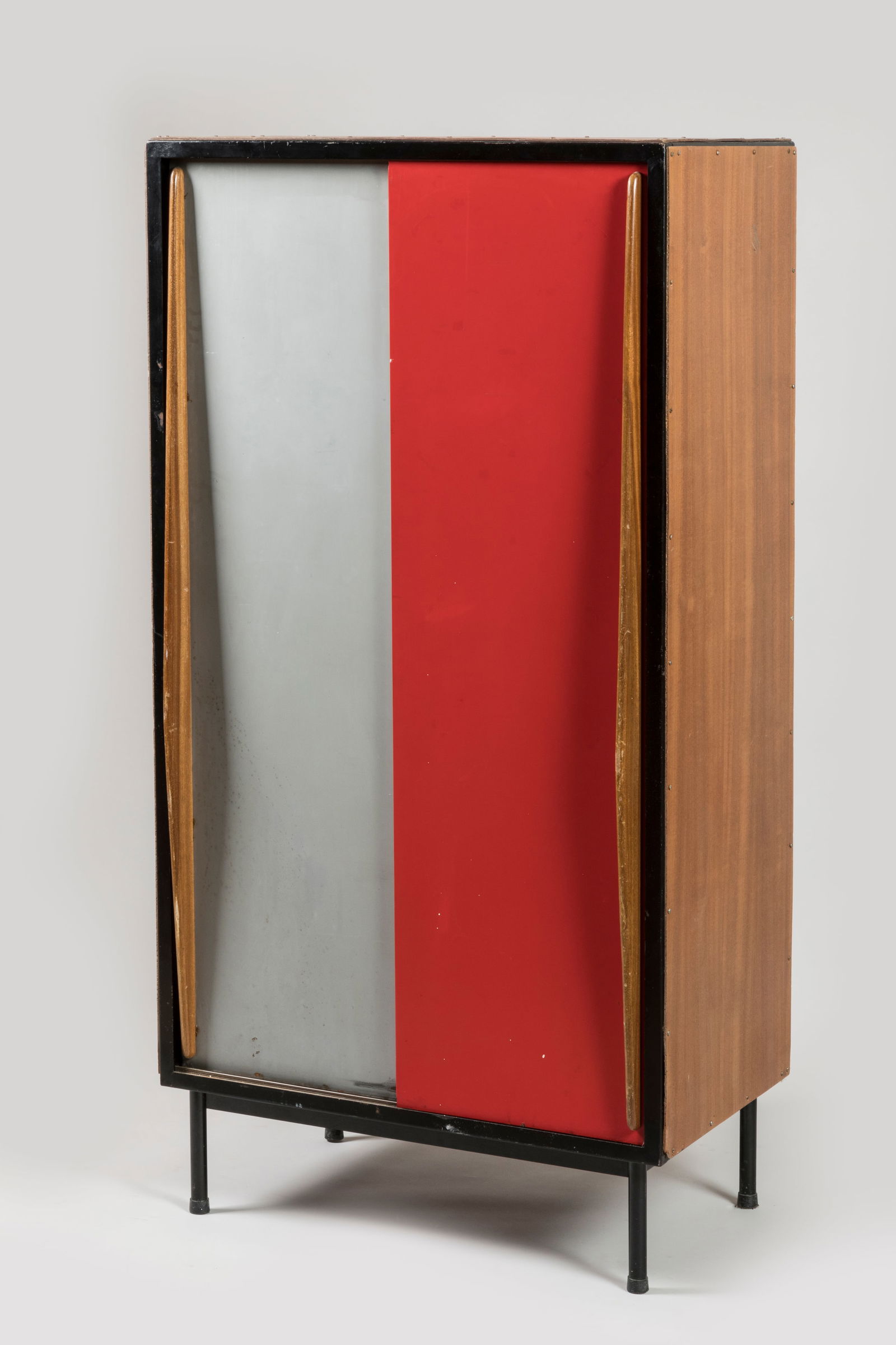 Willy VAN DER MEEREN (1923-2002) - TUBAX editeur A: Willy VAN DER MEEREN (1923-2002) - TUBAX editeurArmoire a corps quadrangulaire ouvrant par deux portes coulissantes a poignees laterales pleines a trois etageres interieures, en metal laque rouge et g