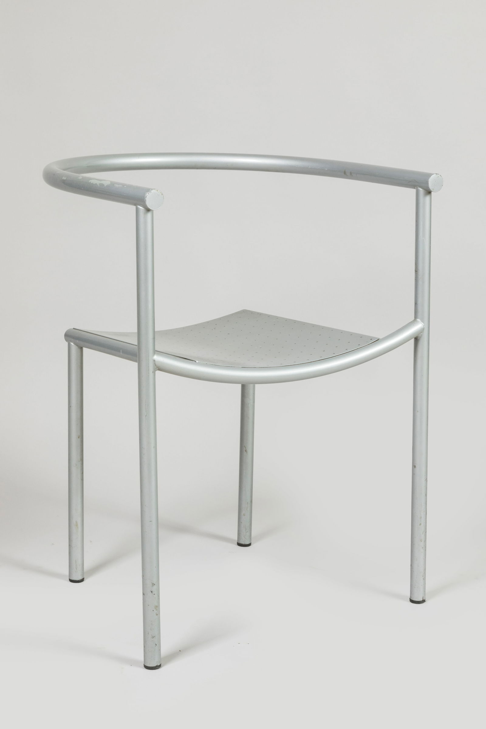 Philippe STARCK (ne en 1949) - ALEPH editeur Chais: Philippe STARCK (ne en 1949) - ALEPH editeurChaise « Von Vogelsang » en metal laque gris et assise perforee.Vers 1984. H. : 71 cmL. : 55 cmP. : 48 cmPetits sauts de peintureBibliographie : Benedikt