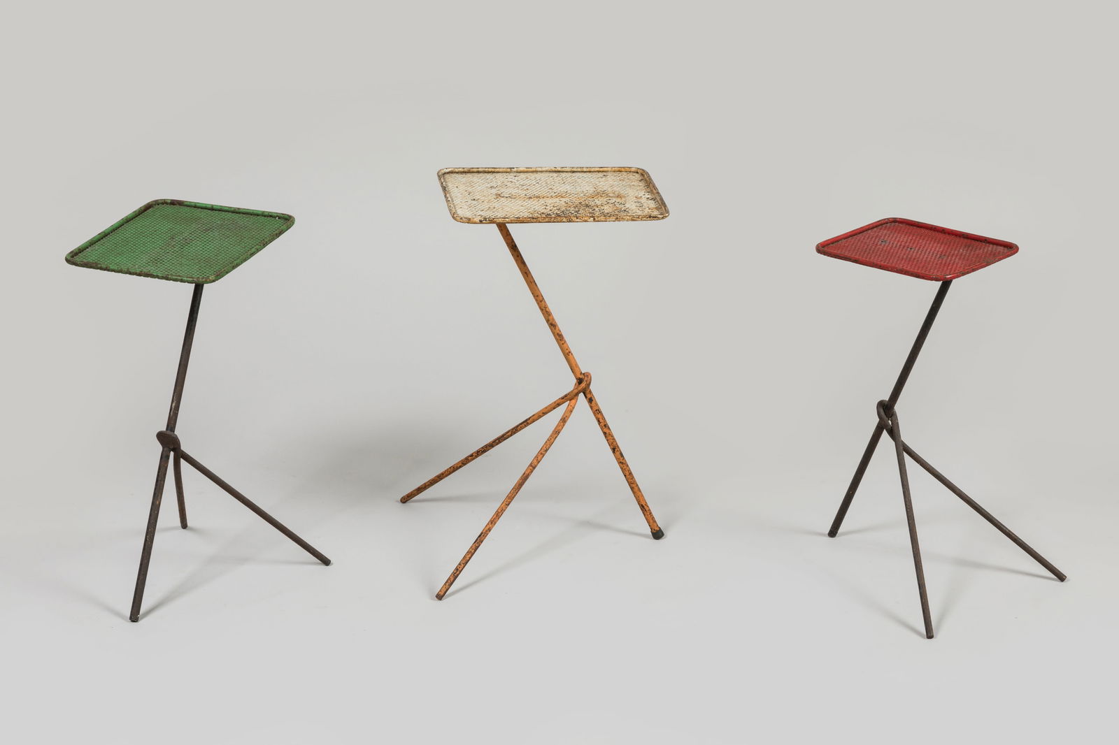 Travail Italien des annees 60 Suite de trois table (1 of 1)