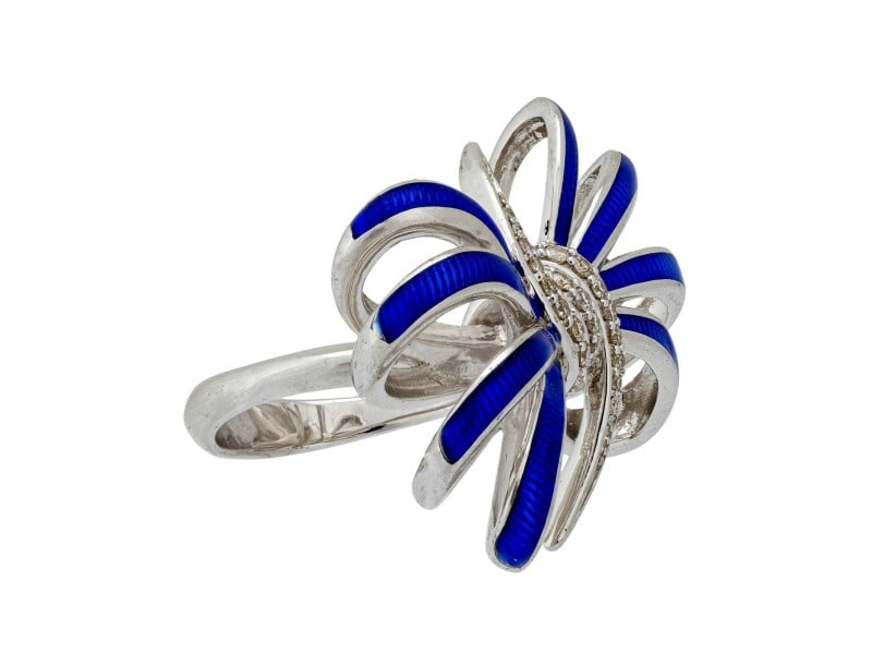 Stephen Webster Forget Me Knot Diamond Blue Enamel Bow Ring In Silver Size 7: Stephen Webster Forget Me Knot Diamond Blue Enamel Bow Ring In Silver Size 7 Product Code: 264506343503-E Condition: Never Worn Metal: Sterling Silver Model: 264506343503-E