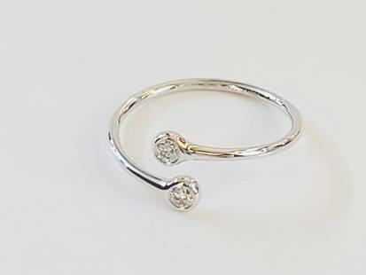 Tiffany & Co. Hoop DiaTiffany & Co. Hoop Diamond Ring Elsa Peretti: Tiffany & Co. Hoop DiaTiffany & Co. Hoop Diamond Ring Elsa Peretti Product Code: TIFFANY&CO-6446FC96C34BB Brand: Tiffany & Co. Condition: Pre-Owned Metal: White Gold Stone: Diamond