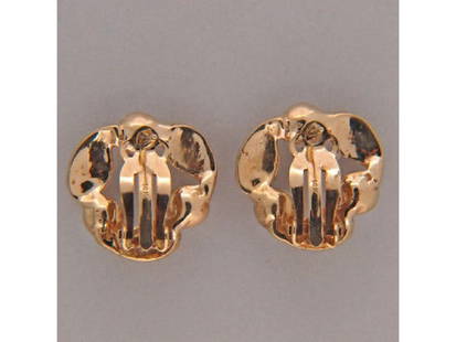 Vintage 6 AAA Grade Japanese Cultured Pearl 14k Gold Leaf Clip & Post Earrings: Vintage 6 AAA Grade Japanese Cultured Pearl 14k Gold Leaf Clip & Post Earrings Product Code: 350-400-516-01C9A Condition: Pre-Owned Metal: Yellow Gold Stone: Pearl 1960's clip post 14k yellow gold cir