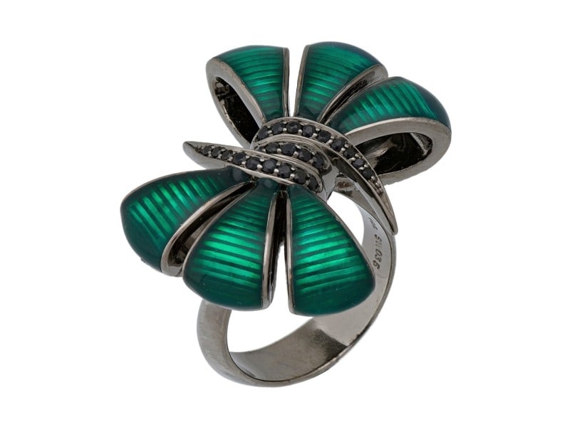 Stephen Webster 925 Sterling Silver Forget Me Knot Black Sapphire Enamel Bow Ring Size 7: Stephen Webster 925 Sterling Silver Forget Me Knot Black Sapphire Enamel Bow Ring Size 7 Product Code: 232317700728-E Condition: Never Worn Metal: Sterling Silver Stone: Sapphire Size and Fit: Ring Si