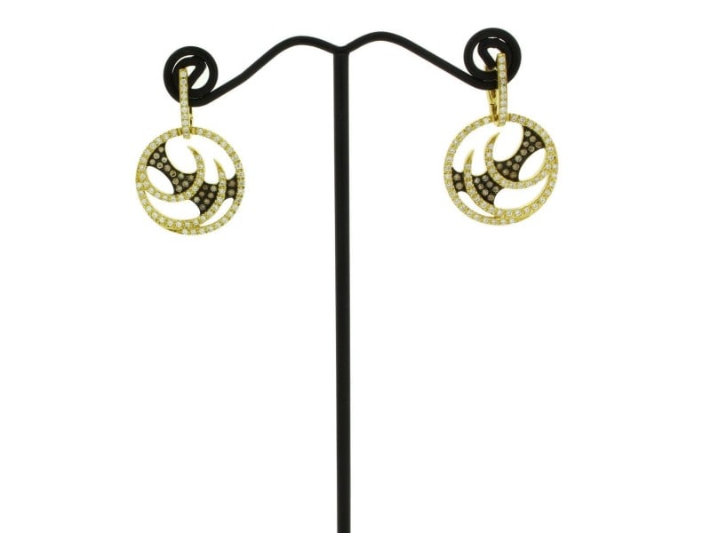 Stephen Webster Vortex 18K Yellow Gold Diamond Hoop Earrings: Stephen Webster Vortex 18K Yellow Gold Diamond Hoop Earrings Product Code: 332441318755-E Brand: Stephen Webster Condition: Never Worn Metal: Yellow Gold Stone: Diamond Size and Fit: Diameter: 0.7