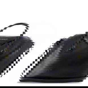 Givenchy Antigona Bag Glazed Leather Medium: Givenchy Antigona Bag Glazed Leather Medium Exterior Color: Black Interior Color: Black Exterior Material: Leather Interior Material: Fabric Hardware Color: Gold Accessories: No Accessories <b