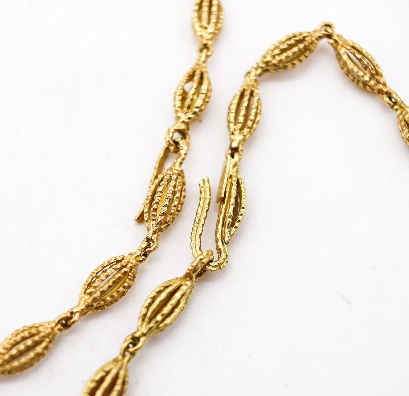 Andrew Grima 1969 London Textured Chain In Solid 18Kt Yellow Gold: Andrew Grima 1969 London Textured Chain In Solid 18Kt Yellow Gold Metal: Gold, 18k Gold, Yellow Gold Weight: 63.5 g Dimensions: Width: 0.2 in (5.08 mm) Length: 40 in (1, 016 mm) Sold As: Set of 2 Styl
