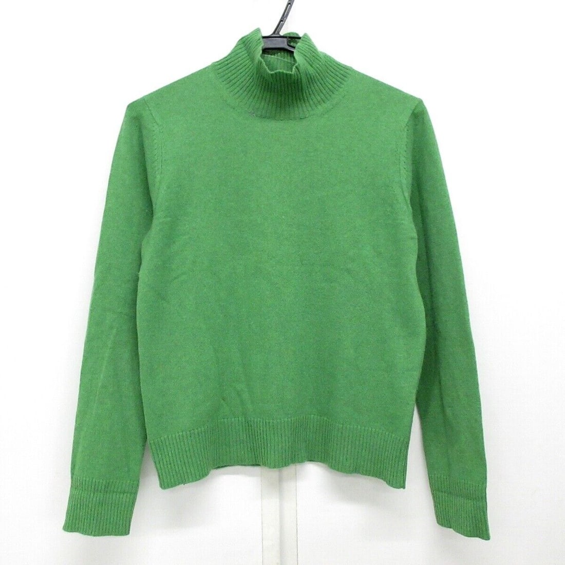 Auth ETRO - Green Womens Sweater: Auth ETRO - Green Womens Sweater Condition: Pre-owned Brand: ETRO Style: Sweater Color: Green Material: Please see the photo of the quality tag Accessories: None ConditionRank: 5