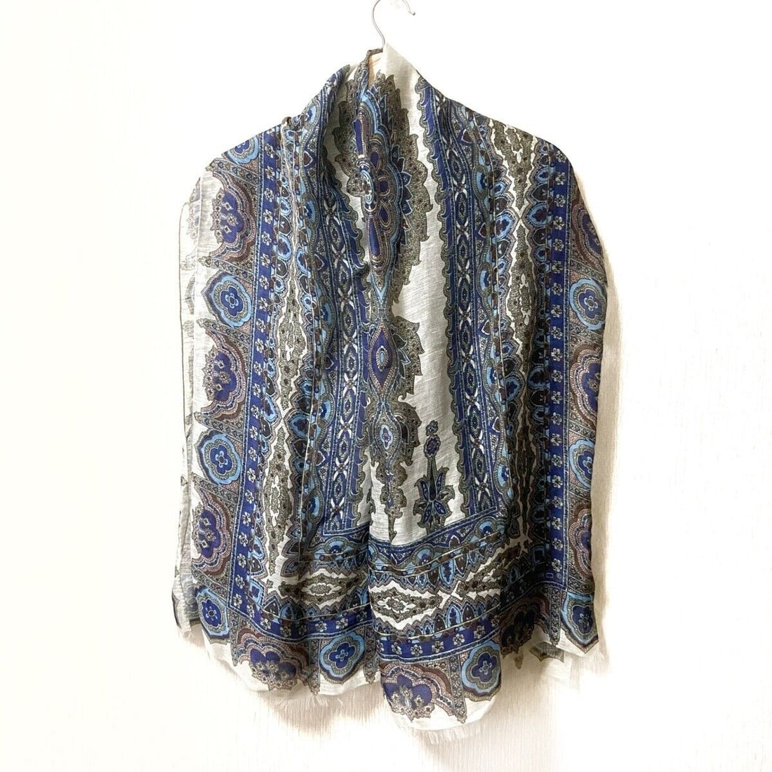 Auth ETRO - Cream Navy Multi: Auth ETRO - Cream Navy Multi Hemp Silk Scarf Condition: Pre-owned Brand: ETRO Style: Scarf Color: Cream, Navy, Multi Material: Hemp, Silk ConditionRank: 7 Type: Scarf S