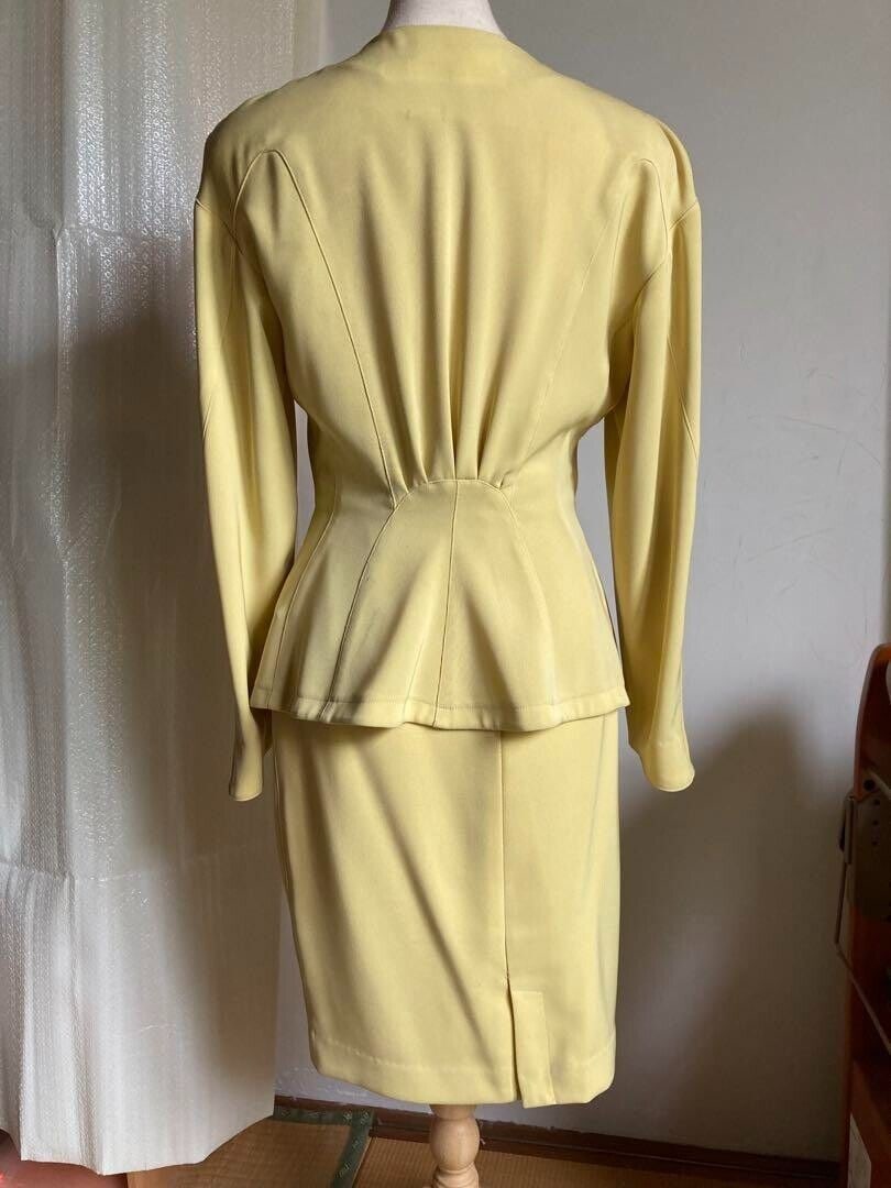 Thierry Mugler Suit Skirt Size M: Thierry Mugler Suit Skirt Size M Ladies Vintage Yellow Set-up Used Condition: Pre-owned Seller Notes: ?It is quite old and has deteriorated in various ways. The metal buttons are also tarnished. The .