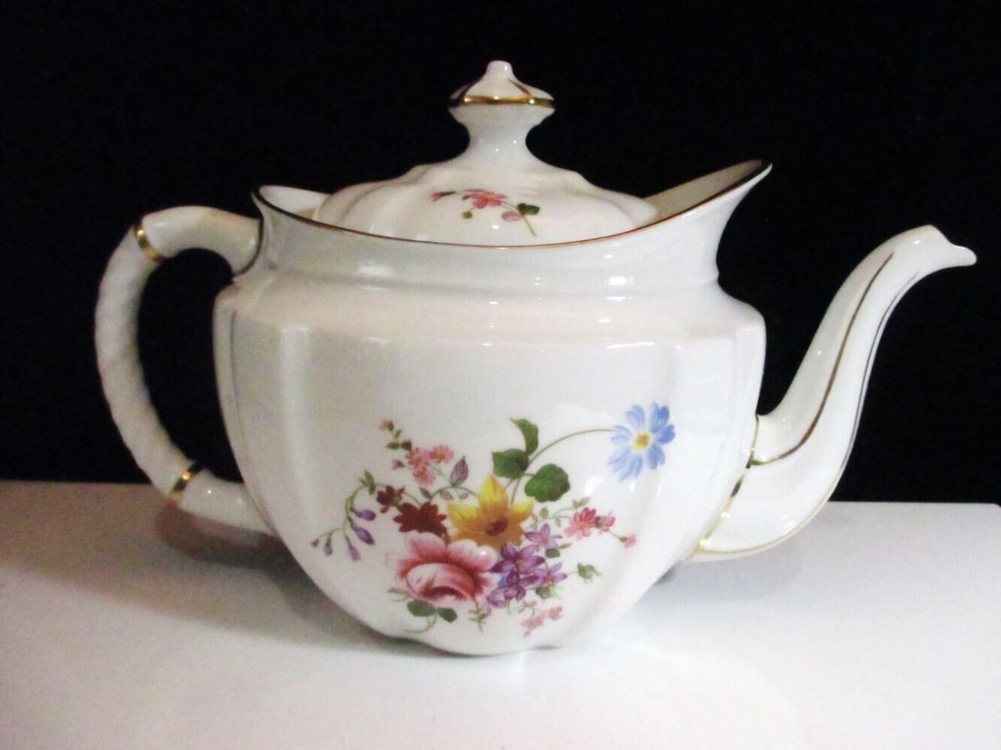 ROYAL CROWN DERBY British Antique Teapot: ROYAL CROWN DERBY British Antique Teapot Derby Posies Condition: Pre-Owned Brand: ROYAL CROWN DERBY Country: Japan SN: MOR_0820 Type: Teapot Color: multicolor Pattern: NA Origina