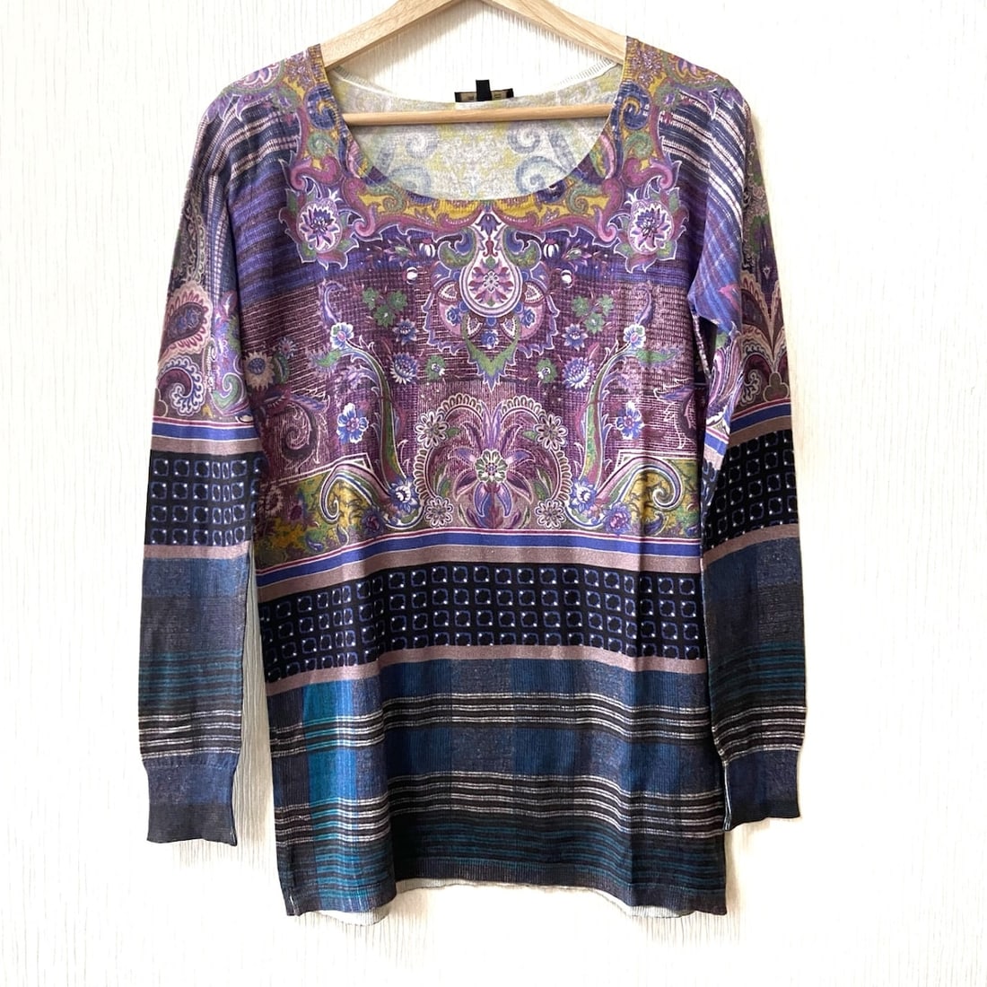 Auth ETRO - Purple Yellow Multi: Auth ETRO - Purple Yellow Multi Womens Sweater Condition: Pre-owned Brand: ETRO Style: Sweater Color: Purple, Yellow, Multi Material: Please see the photo of the quality tag Accessories: None
