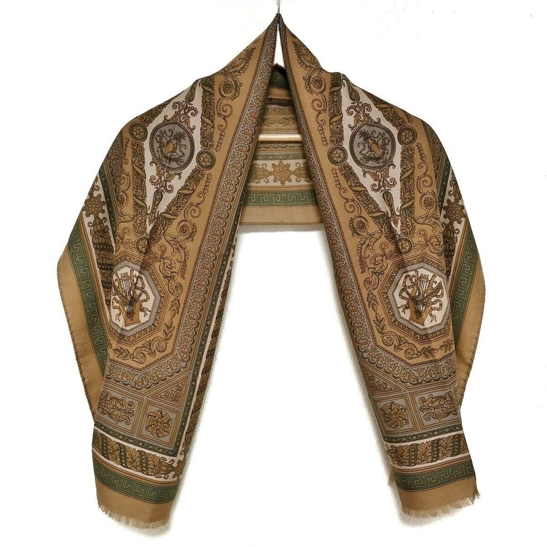 Auth ETRO - Beige Multi Wool: Auth ETRO - Beige Multi Wool Silk Scarf Condition: Pre-owned Brand: ETRO Style: Scarf Color: Beige, Multi Material: Wool, Silk Accessories: None ConditionRank: 7 Type: Scarf