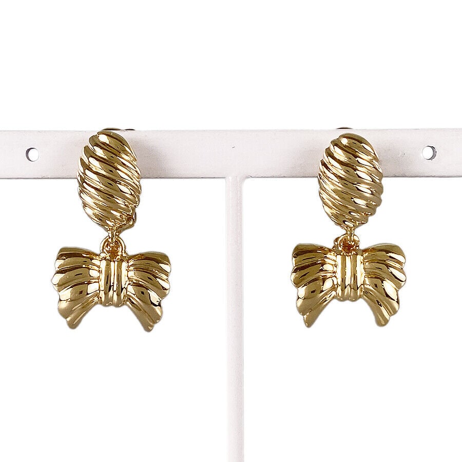 Van Cleef & Arpels Yellow gold: Van Cleef & Arpels Yellow gold Earring Condition: Pre-owned Seller Notes: ?Good : Pre-Owned with a few stains and/or scratches. sss-2106011502200? Brand: Van Cleef & Arpels Style: Earring Material: Ye