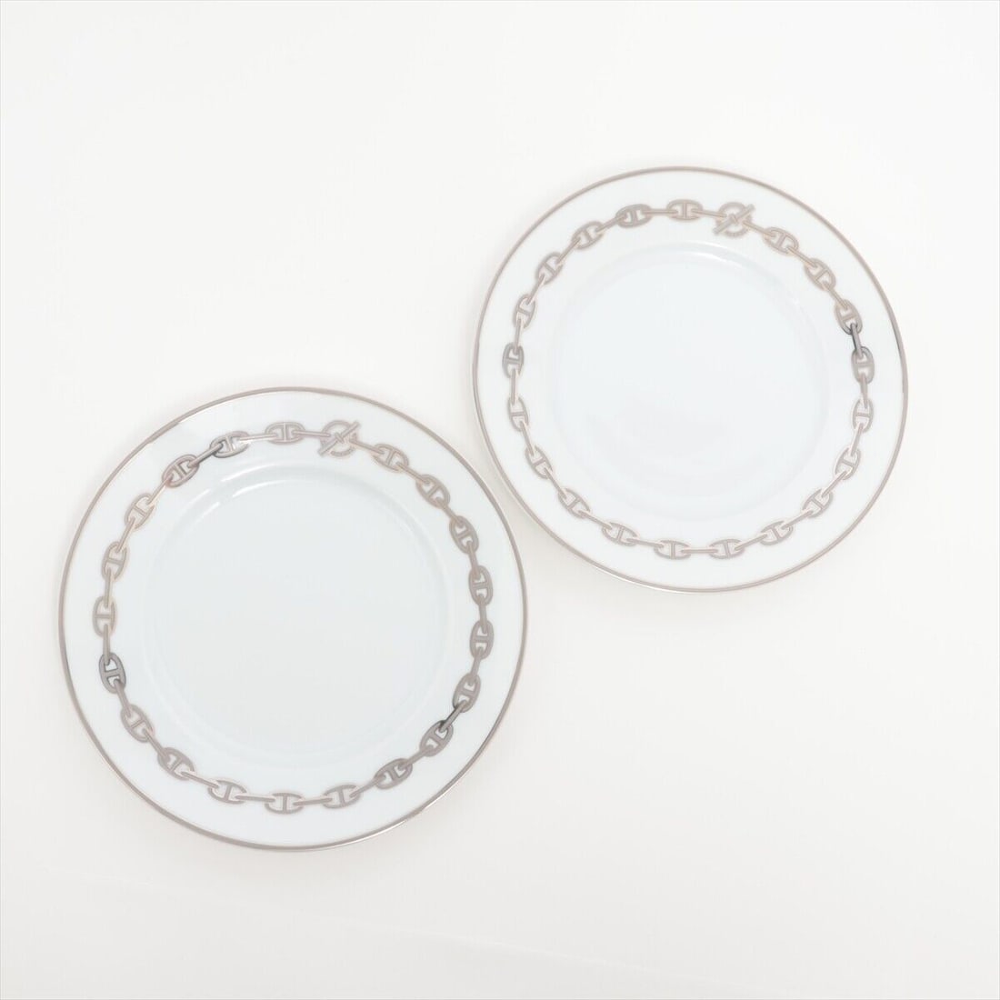 Hermes chene dunk platinum dinner plate: Hermes chene dunk platinum dinner plate Ceramic White x silver Bottom mark ?clip Condition: Pre-owned Detail Notes: ?Excellent : Slightly used but very beautiful. A3178485? Style: Other Material: Cera