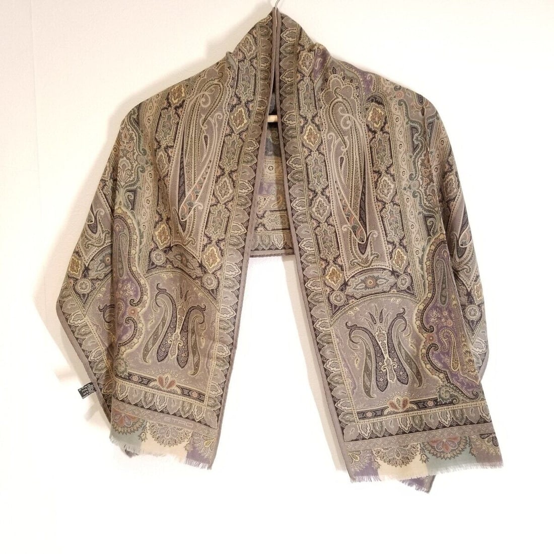 Auth ETRO - Khaki Beige Multi: Auth ETRO - Khaki Beige Multi Wool Silk Scarf Condition: Pre-owned Brand: ETRO Style: Scarf Color: Khaki, Beige, Multi Material: Wool, Silk ConditionRank: 8 Type: Scarf